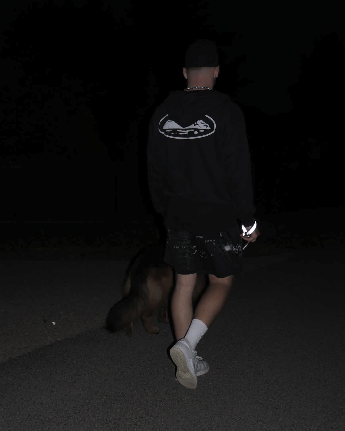Portret — Patryk podczas nocnego spaceru z psem